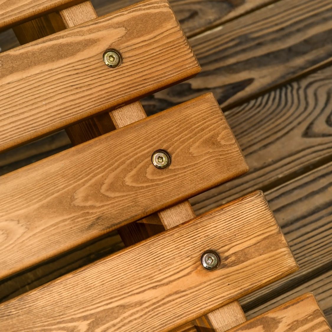 Ergonomischer Liegestuhl aus massivem Lärchenholz – S-förmiges Design für optimalen Komfort