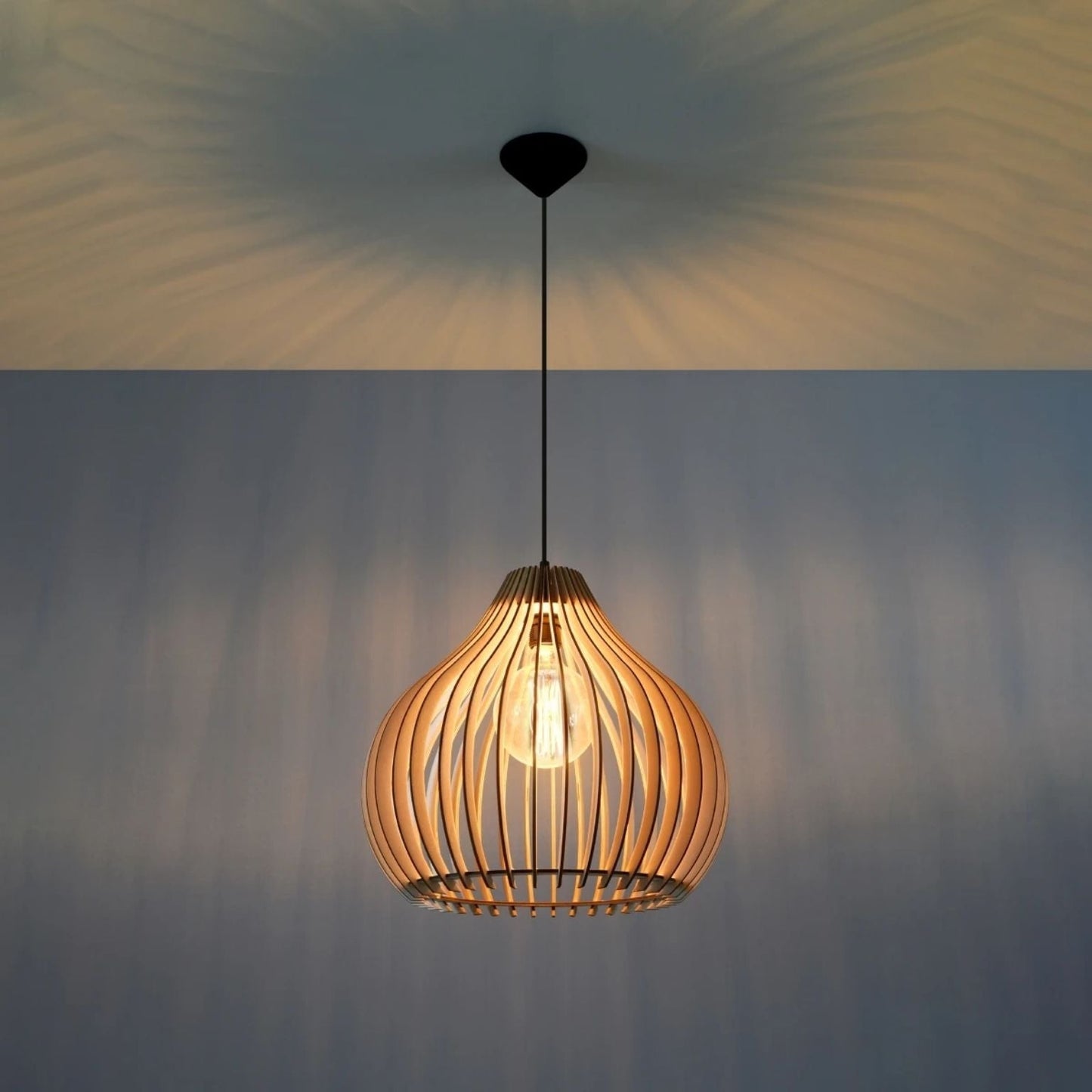 Elegante Deckenlampe aus Naturholz – Skulpturales Tropfenförmiges Design
